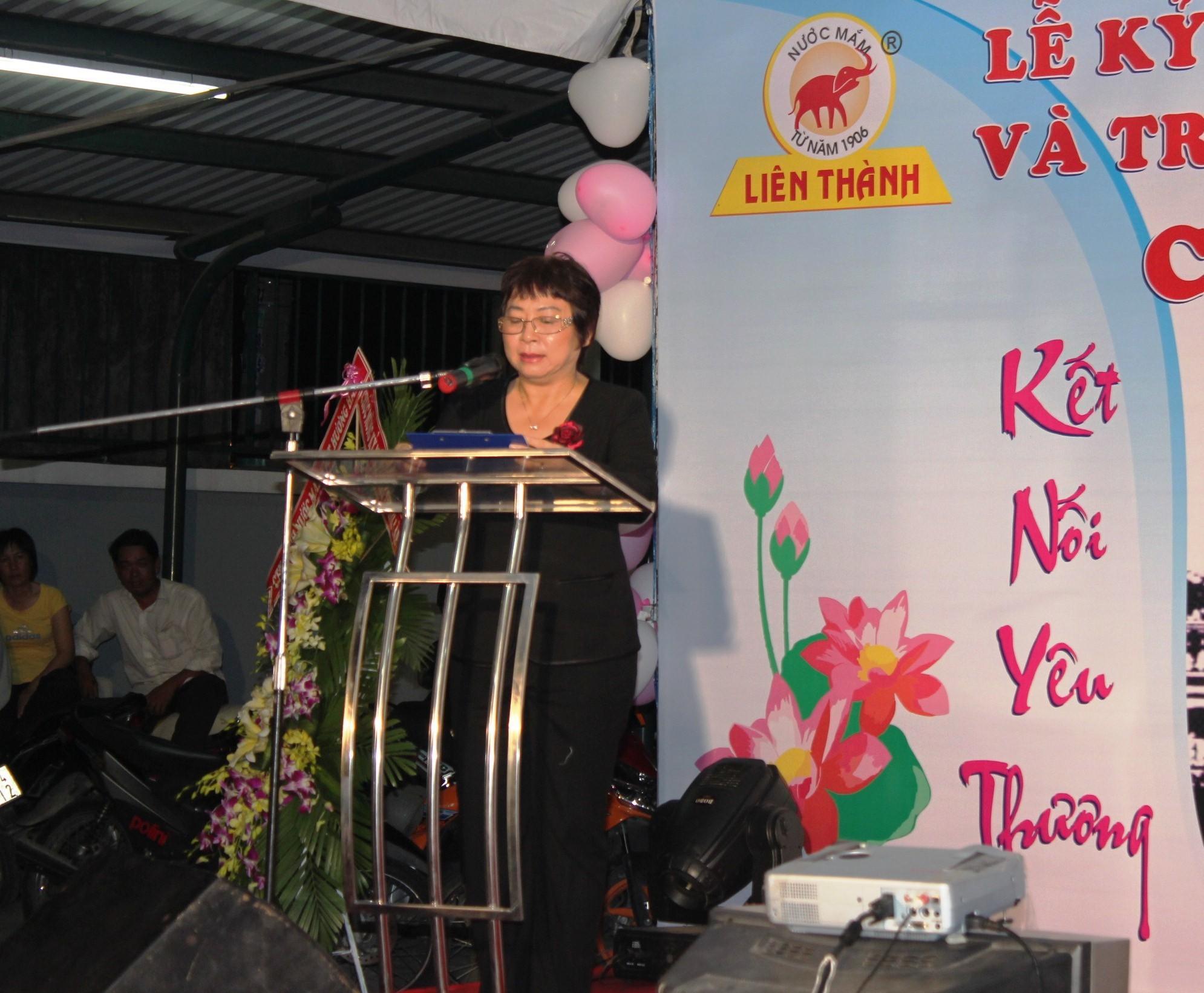 Cũng nhân dịp này, thay mặt Công ty Liên Thành bà Nguyễn Thị Kim Hồng đã trao tặng quà lưu niệm đến đại diện gia đình 3 cụ Hồ tá Bang, Trần Lệ Chất và Nguyễn Hiệt Chi