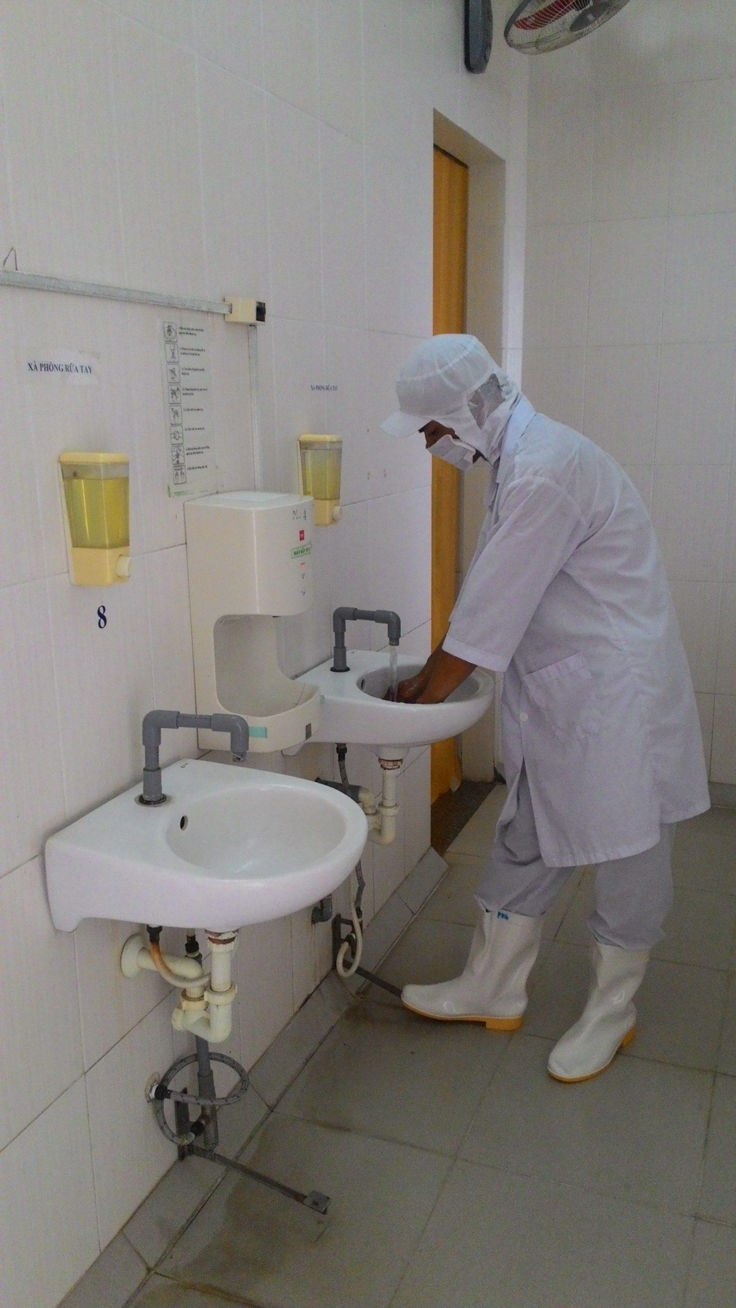 Công nhân vệ sinh tay trước khi vào  khu vực  sản xuất – Công ty Liên Thành